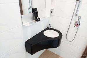 comfort and strategic studio apartment at sky house bsd