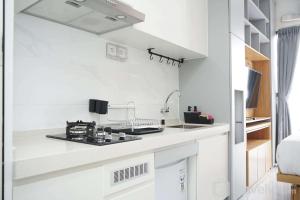 comfort and strategic studio apartment at sky house bsd