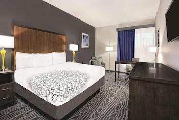 la quinta inn and suites by wyndham mercedes outlet mall