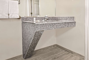 la quinta inn and suites by wyndham mercedes outlet mall