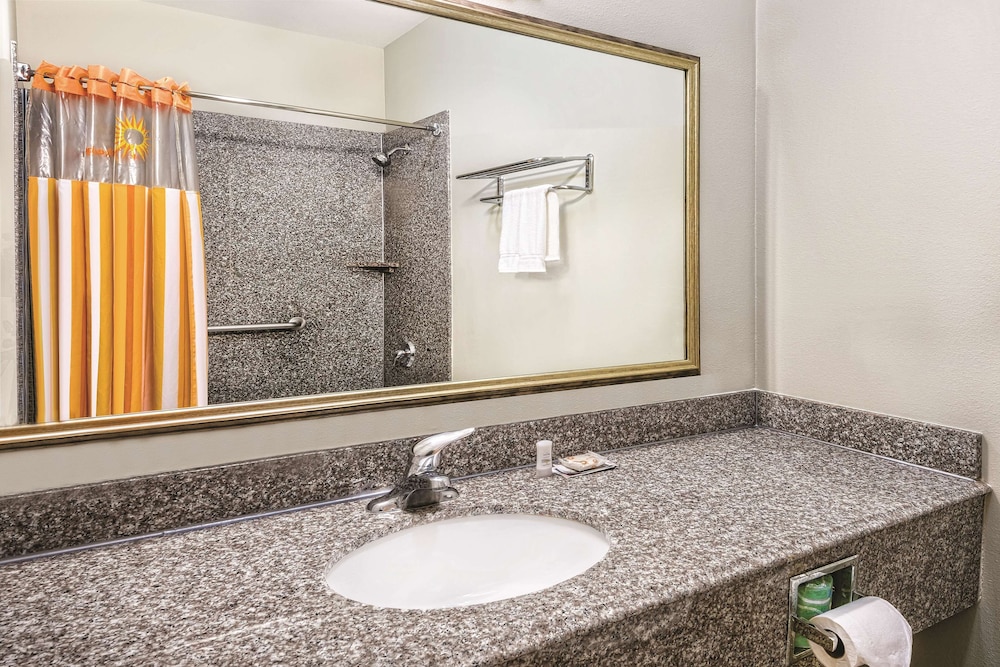 la quinta inn and suites by wyndham mercedes outlet mall