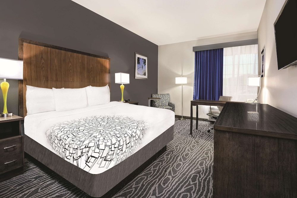 la quinta inn and suites by wyndham mercedes outlet mall