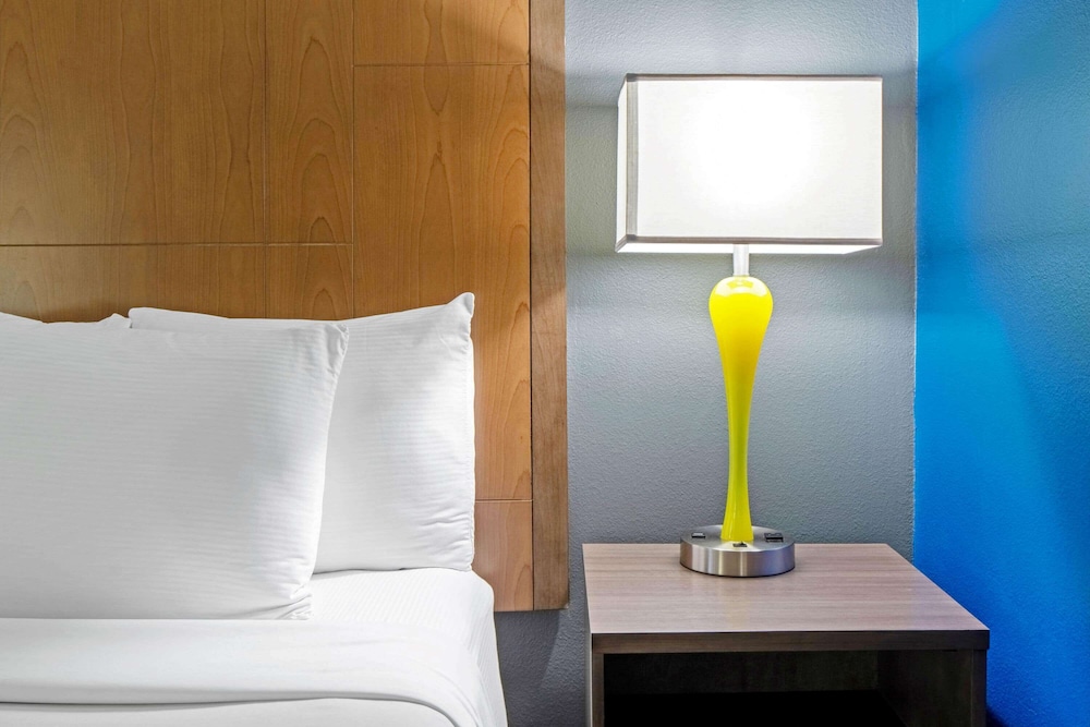 la quinta inn and suites by wyndham mercedes outlet mall