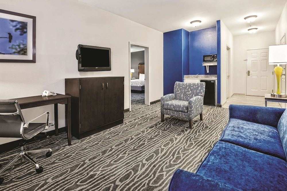 la quinta inn and suites by wyndham mercedes outlet mall