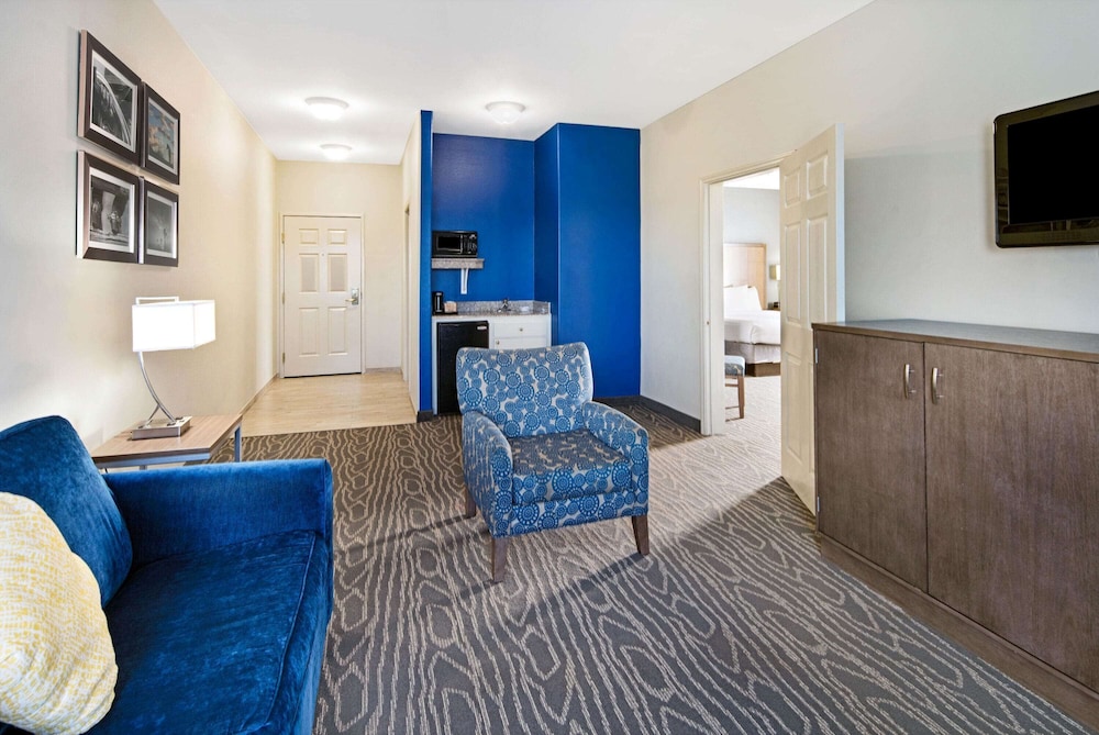 la quinta inn and suites by wyndham mercedes outlet mall