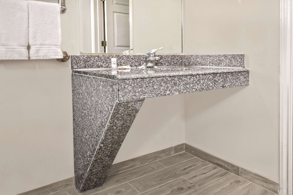 la quinta inn and suites by wyndham mercedes outlet mall