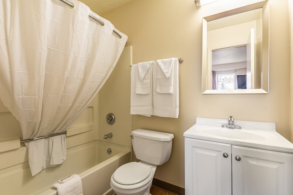 hometowne studios by red roof louisville