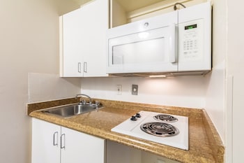 hometowne studios by red roof louisville