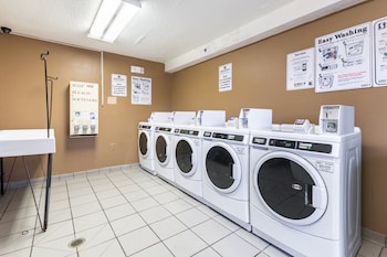 hometowne studios by red roof louisville