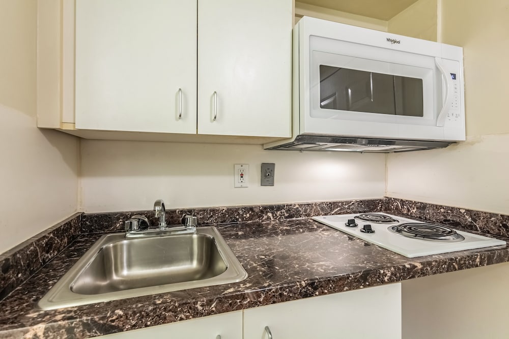 hometowne studios by red roof louisville