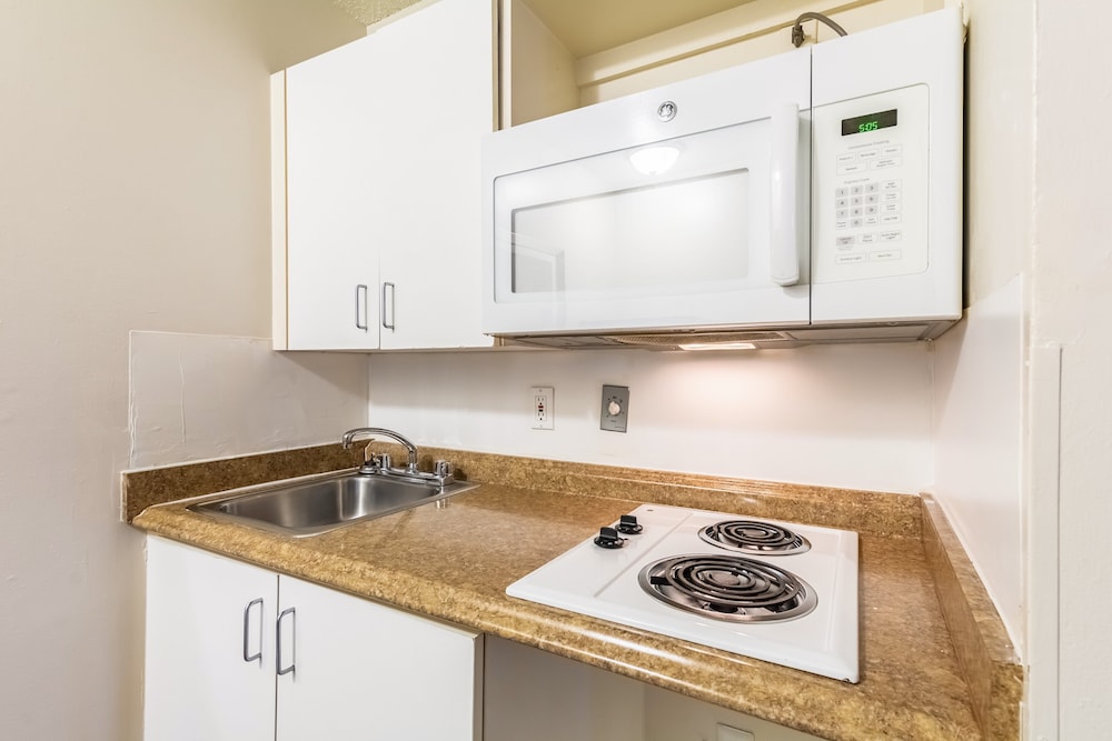 hometowne studios by red roof louisville