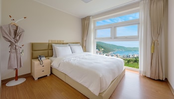 friemily pool villa and hotel