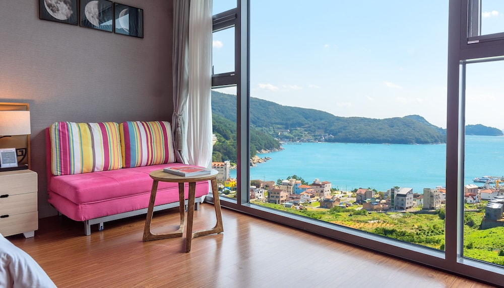 friemily pool villa and hotel