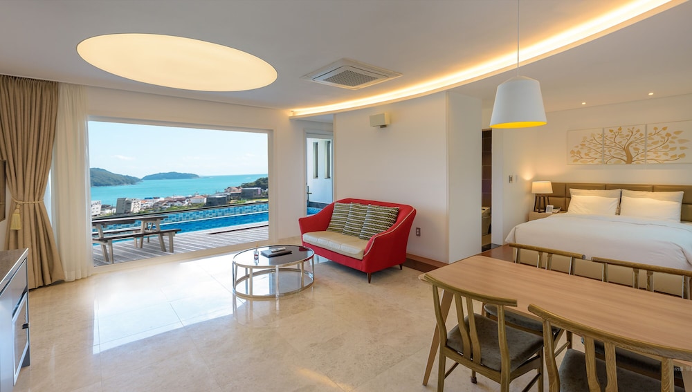 friemily pool villa and hotel