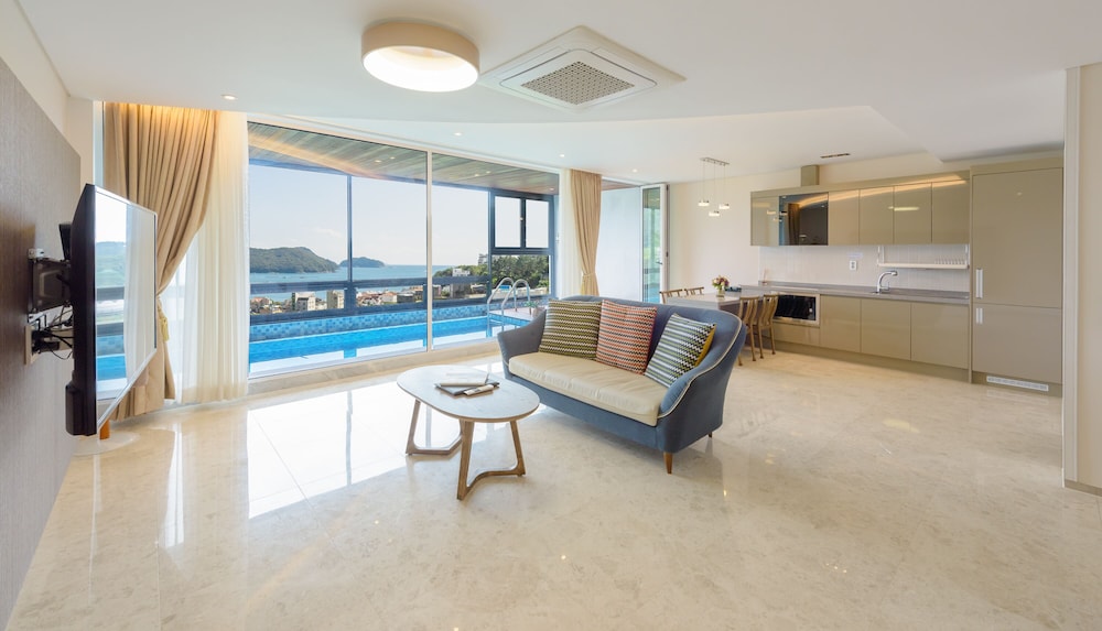 friemily pool villa and hotel