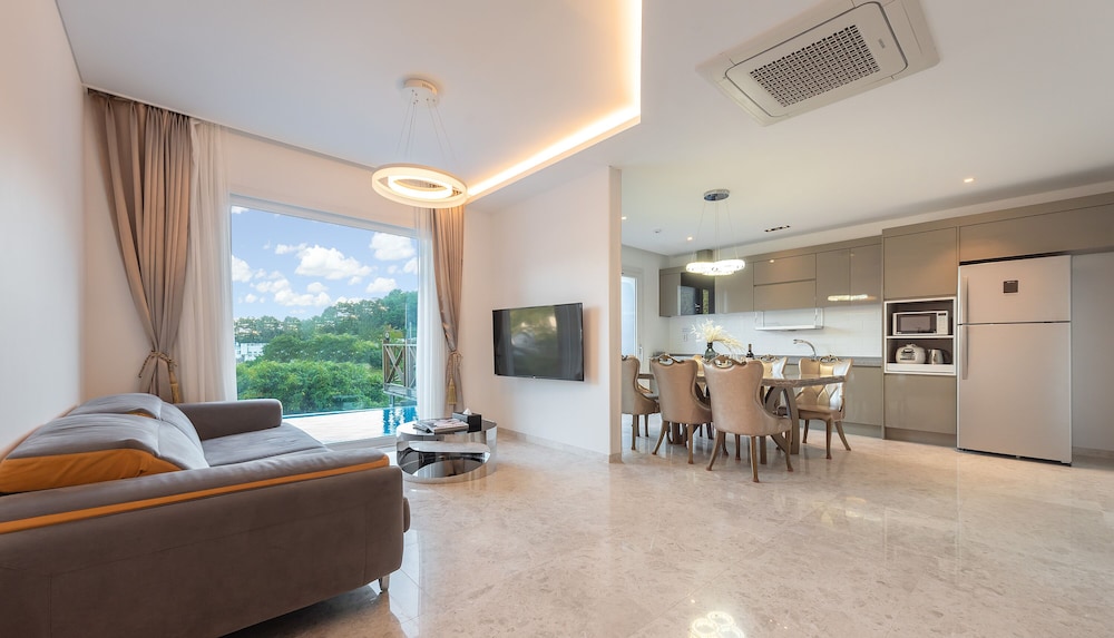 friemily pool villa and hotel