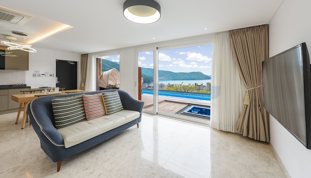 friemily pool villa and hotel