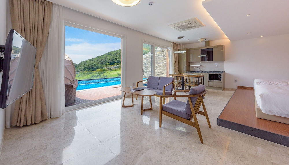 friemily pool villa and hotel