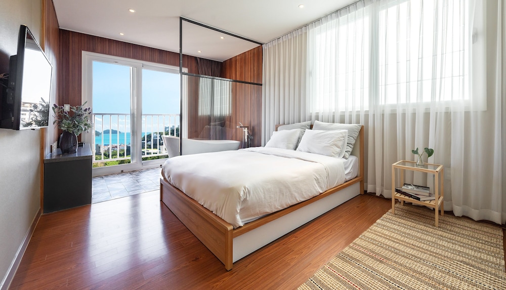 friemily pool villa and hotel