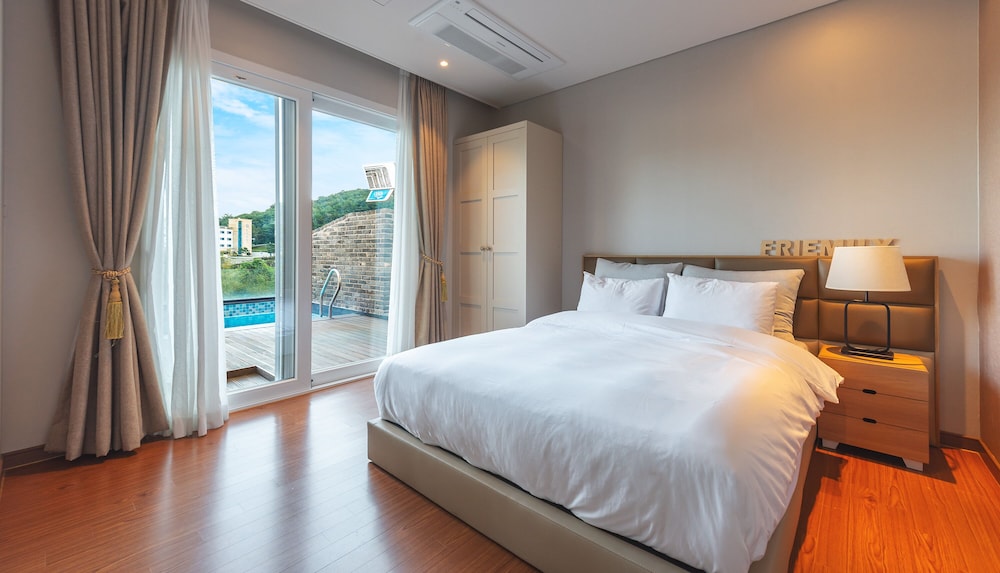 friemily pool villa and hotel