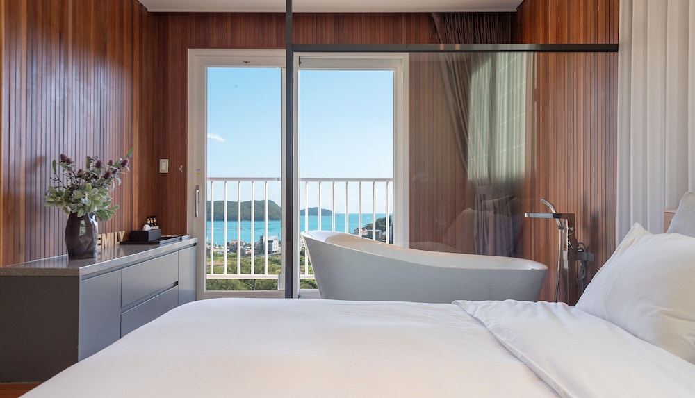 friemily pool villa and hotel