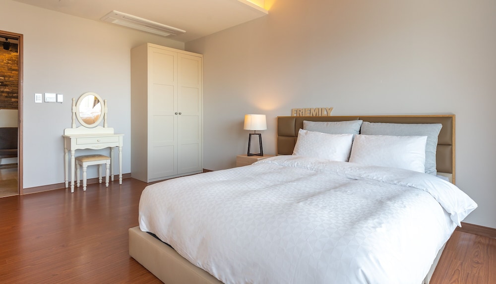 friemily pool villa and hotel