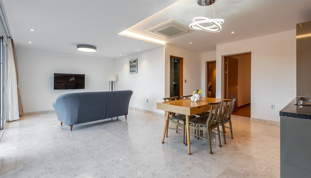 friemily pool villa and hotel