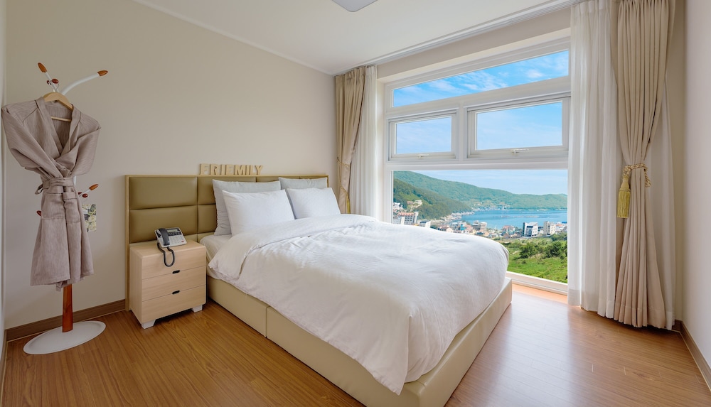 friemily pool villa and hotel