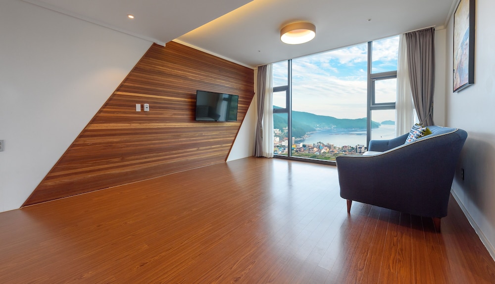 friemily pool villa and hotel