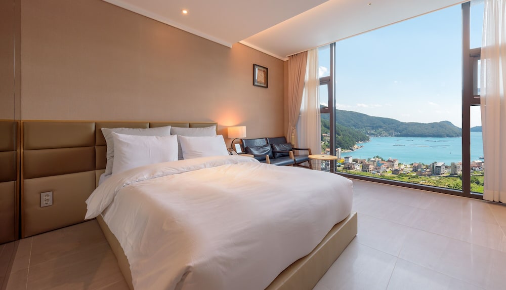 friemily pool villa and hotel