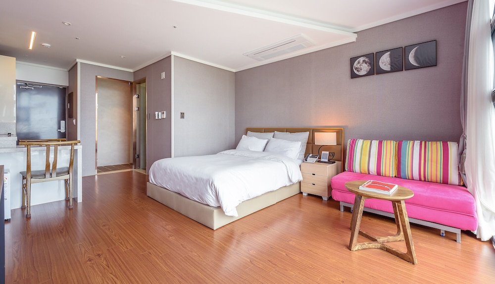 friemily pool villa and hotel