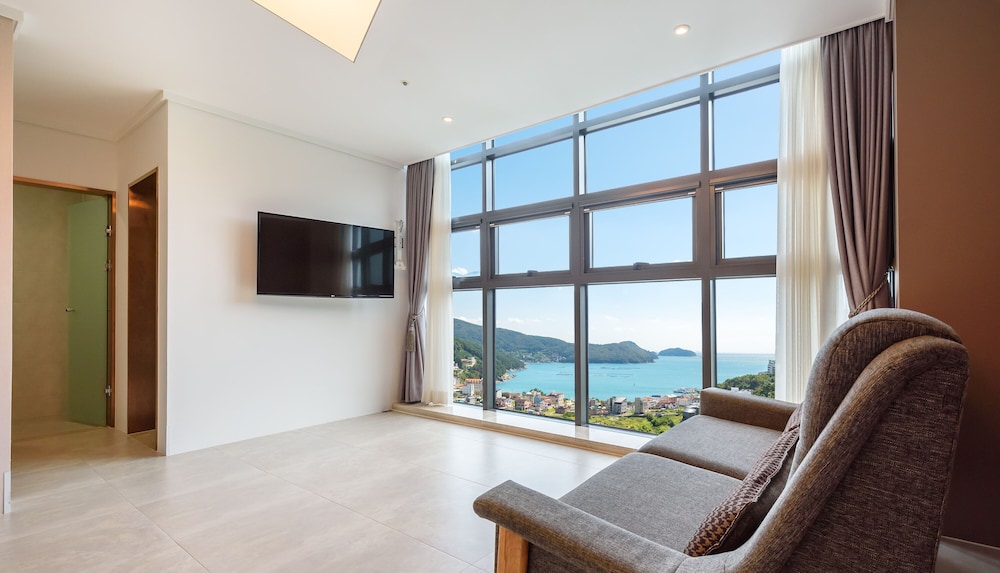 friemily pool villa and hotel