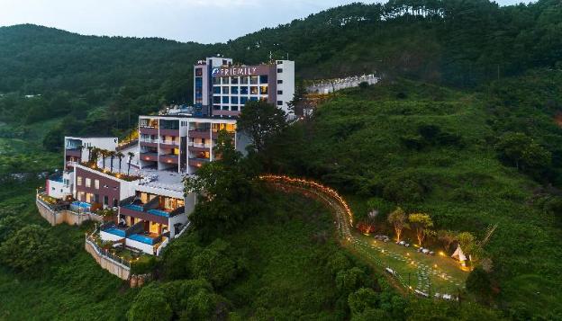 friemily pool villa and hotel