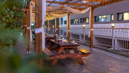 friemily pool villa and hotel