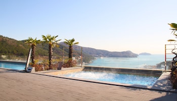 friemily pool villa and hotel