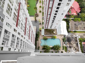 comfy studio at vida view makassar apartment