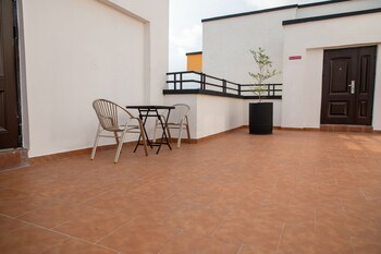 executive one bedroom furnished apartment in accra