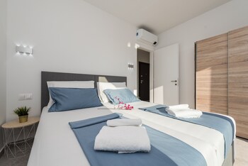 pool apartments villa meteorite