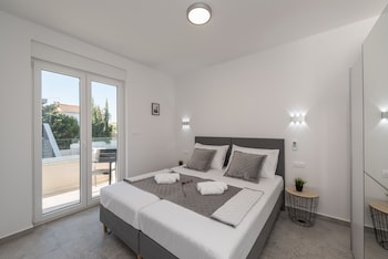 pool apartments villa meteorite