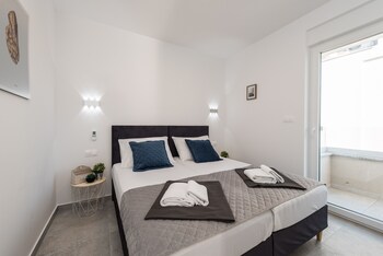 pool apartments villa meteorite