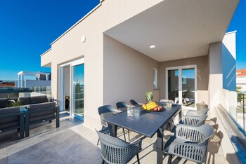 pool apartments villa meteorite