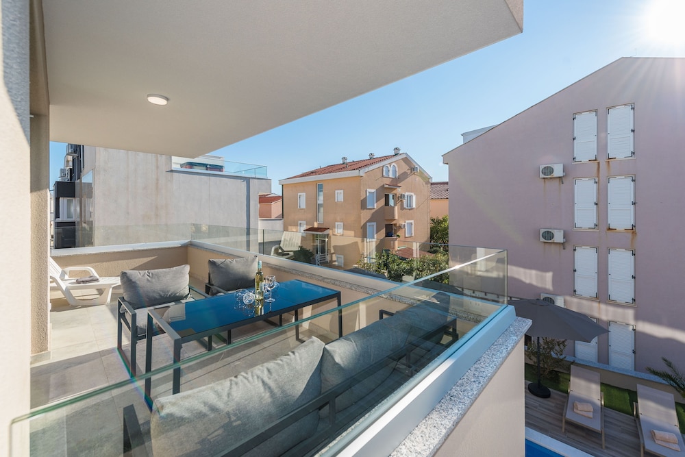 pool apartments villa meteorite