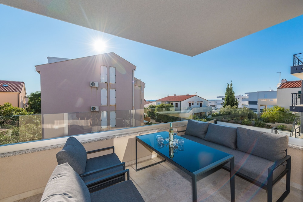 pool apartments villa meteorite