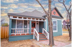 beautiful craftmans 4br 2 5ba home near downtown