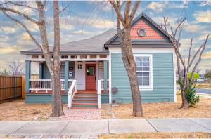 beautiful craftmans 4br 2 5ba home near downtown