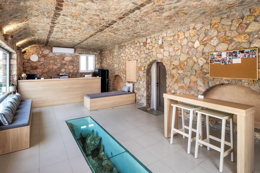 aelia luxury suites