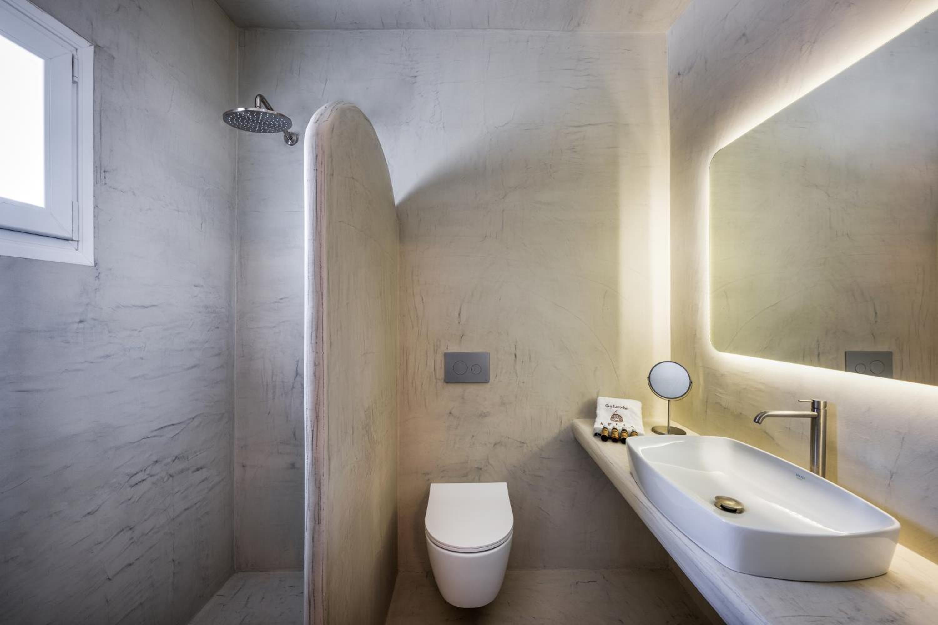 aelia luxury suites