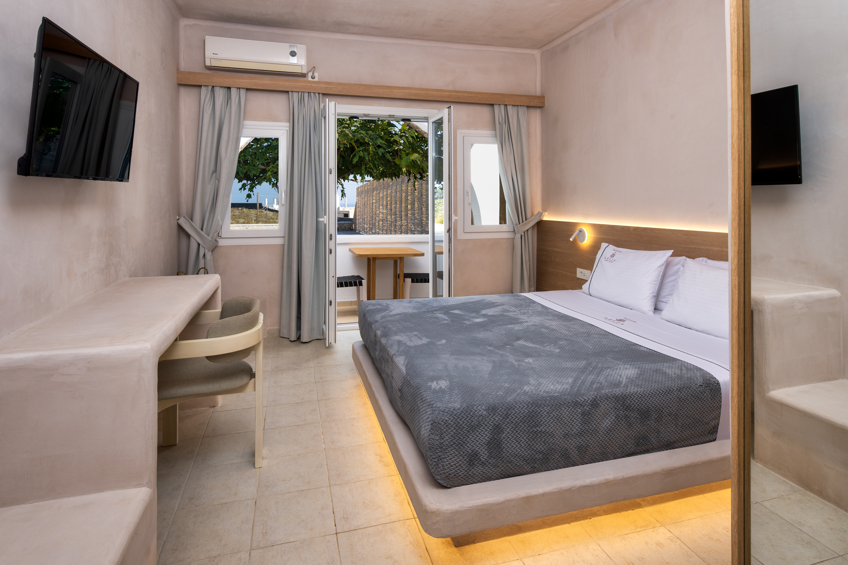 aelia luxury suites