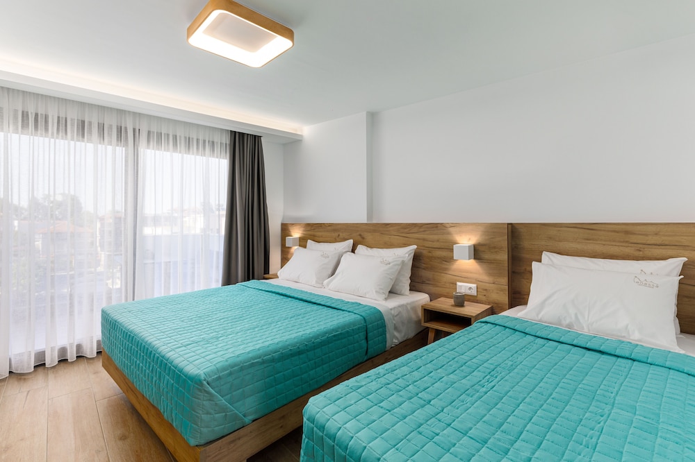 anassa suites