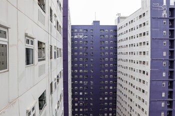 Homey And Cozy Stay 2Br At Green Pramuka City Apartment,,0 star